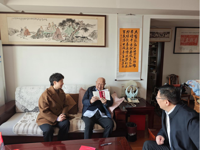 （挂网稿）河南省中西医结合医院看望慰问国医大师张磊教授、全国名老中医李发枝教授161.png
